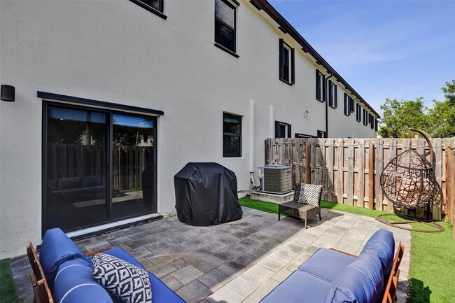 Building Photo - 20741 NE 5th Ct