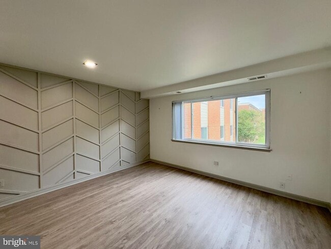 Building Photo - 3500 Beech Ave Unit 3520-D