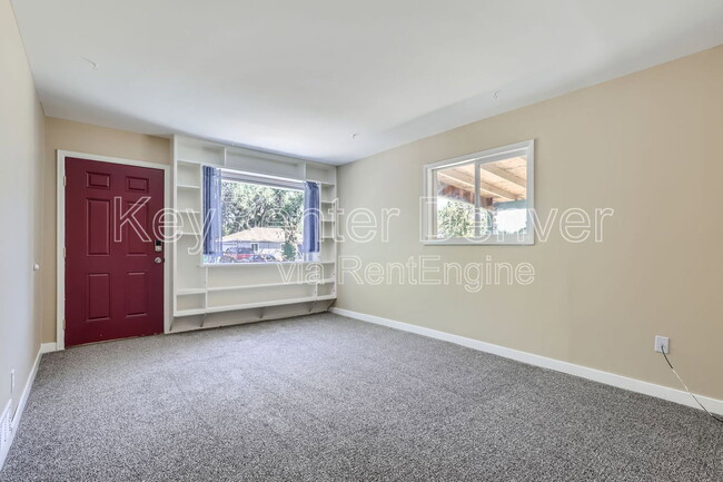 Photo - 991 Vaughn St