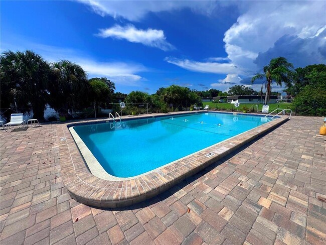 1213 Glen Oaks Dr E