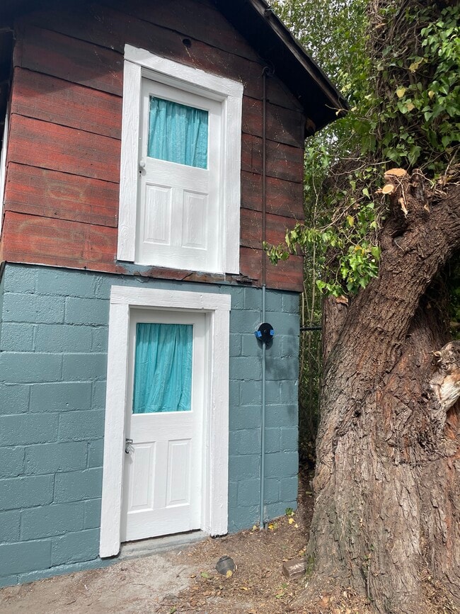 Photo - 905 Nash St E