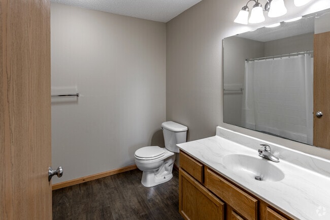 3BR, 1BA - 1,088SF - Bathroom