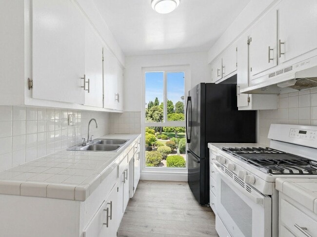 Building Photo - 6828 Fulton Ave Unit 6