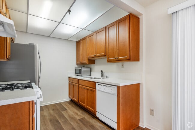 2BD, 2BA - 830SF - Kitchen