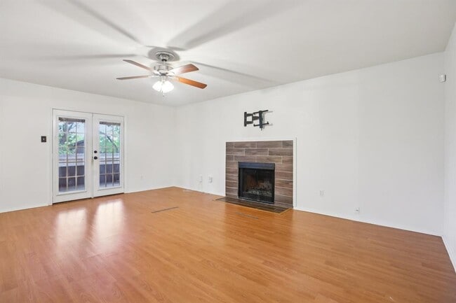 Photo - 1300 Tuxford Cove