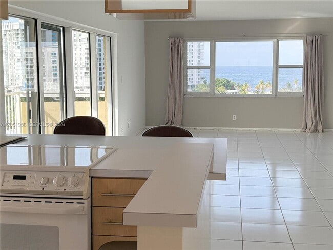 Building Photo - 1200 Hibiscus Ave Unit 902