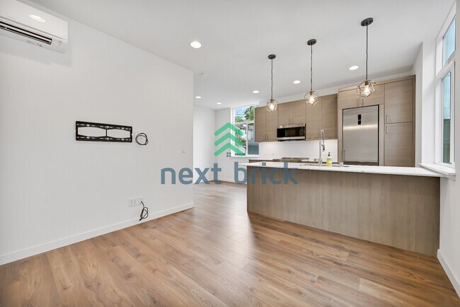 Photo - Charming 2-Bed, 2-Bath Townhouse Retreat in Seattle's Vibrant Heart – 1100 Sq Ft of Modern Living!