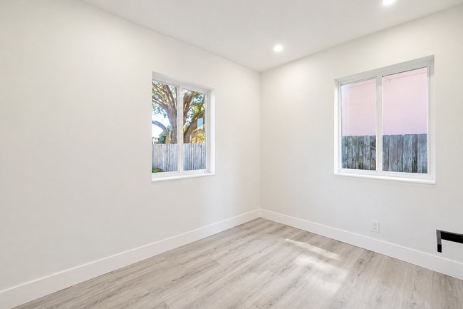 Photo - 113 SE 8th Ave