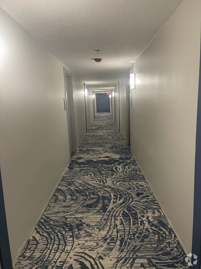 Building Photo - 1 Key Capri Unit 611 E Rental