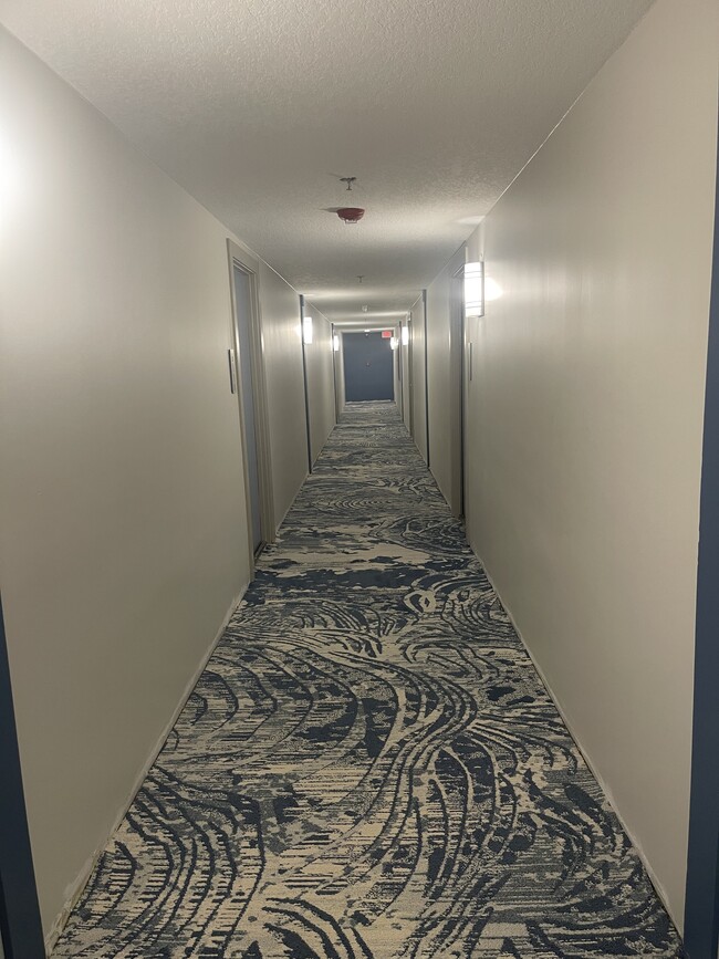 Building Photo - 1 Key Capri Unit 611 E Rental