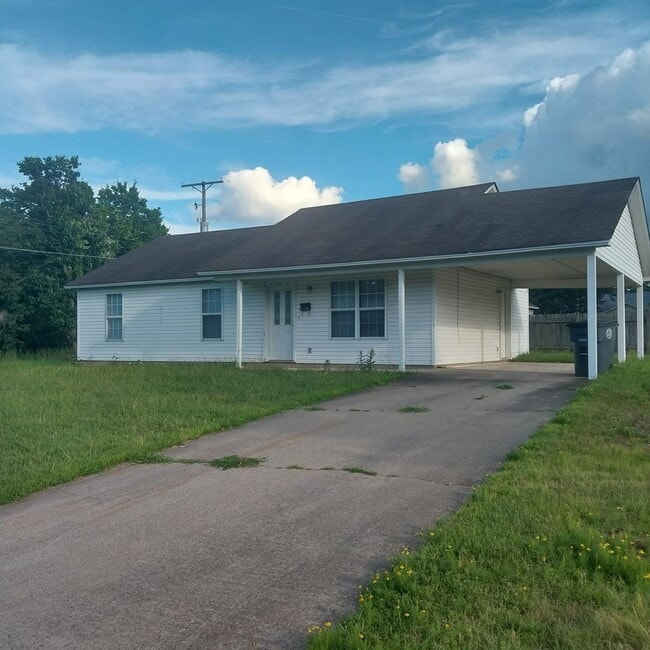 Building Photo - West Academy Cottage Style Home