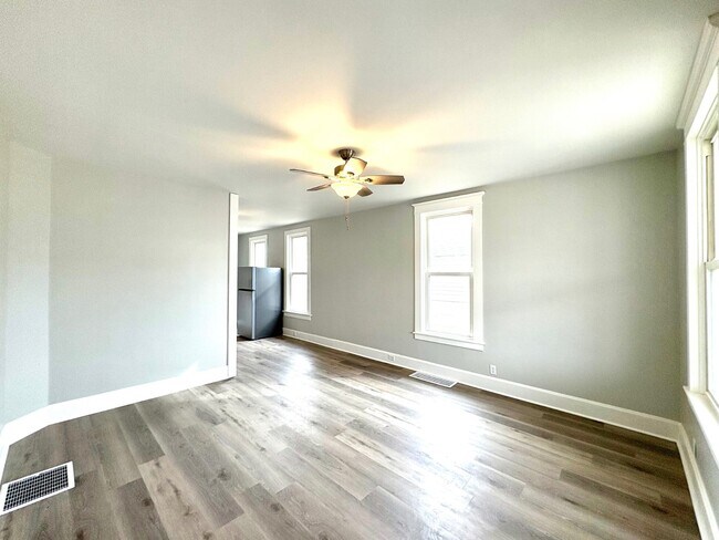 Photo - 1210 Main St