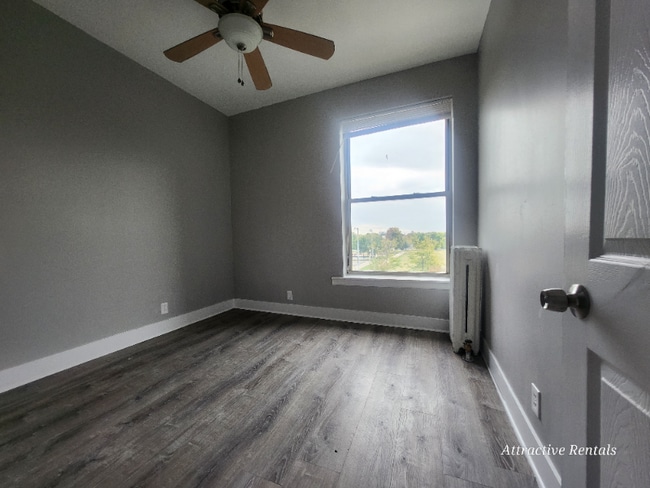 Photo - 634 E 44th St