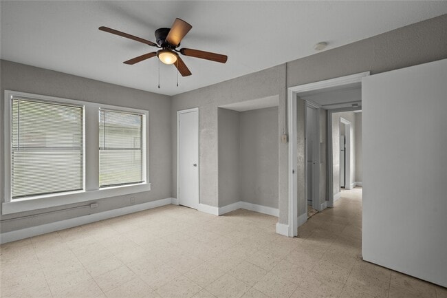 Building Photo - 826 3rd Ave N Unit 34