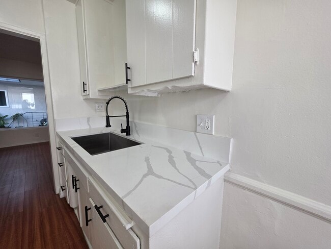 Photo - 439 S Catalina St