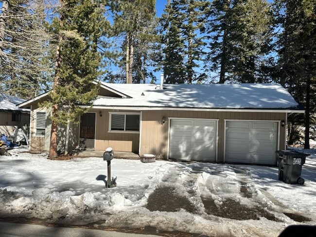 Pet friendly 3Bd 2Ba home close Tahoe Vall... - Pet friendly 3Bd 2Ba home close Tahoe Vall...