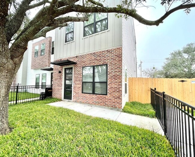 Building Photo - 710 Vassar Ct