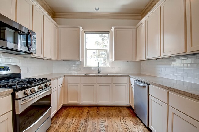 Building Photo - 4031 Bellefontaine Unit 127