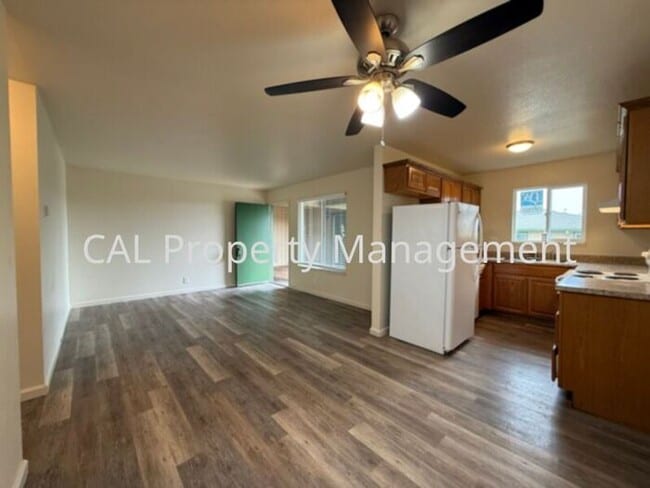 Building Photo - 2 Bedroom Apartment North Salinas