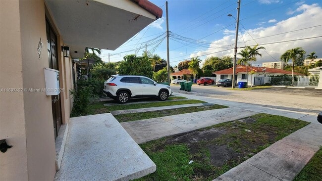 Photo - 3506 SW 23rd Terrace Unidad FRONT