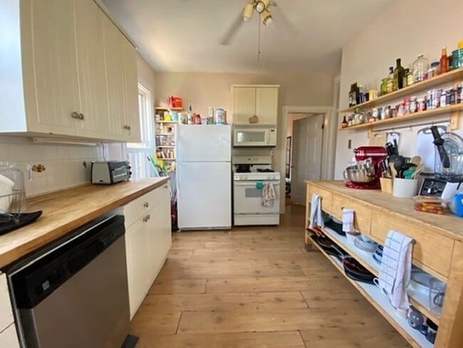 Building Photo - Great Condo style 4 Bedroom Right on Mission Hill!