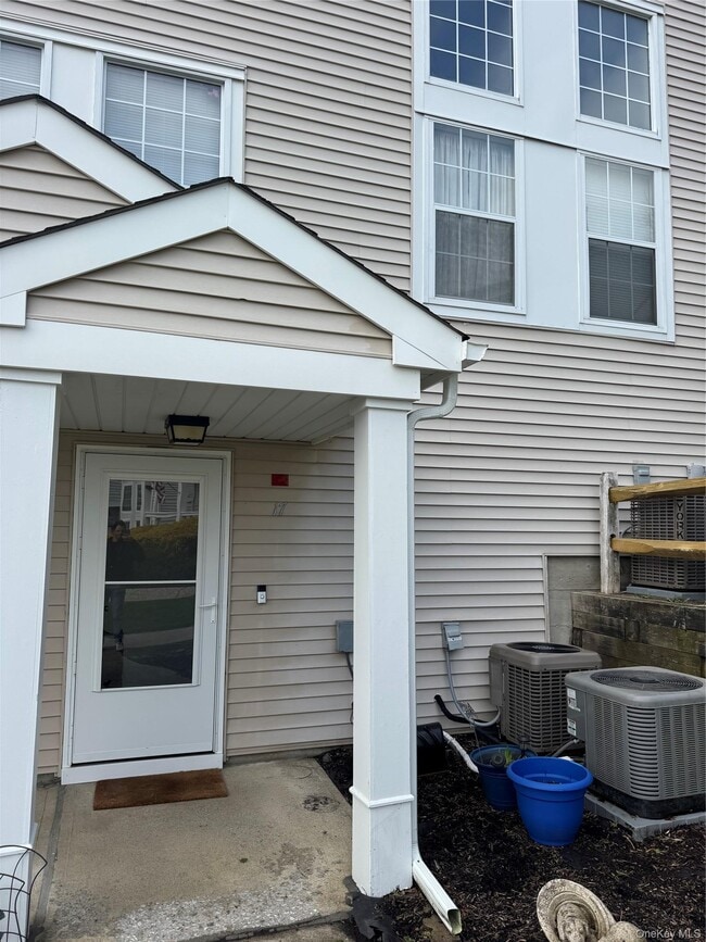 Building Photo - 17 The Knolls