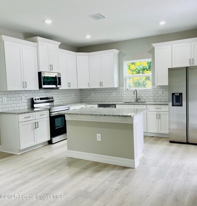 Photo - 774 Dresden St NW