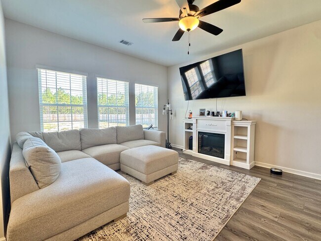 Photo - AVAILABLE NOW! [PET FRIENDLY]