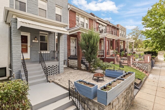 Photo - 209 Douglas St NE