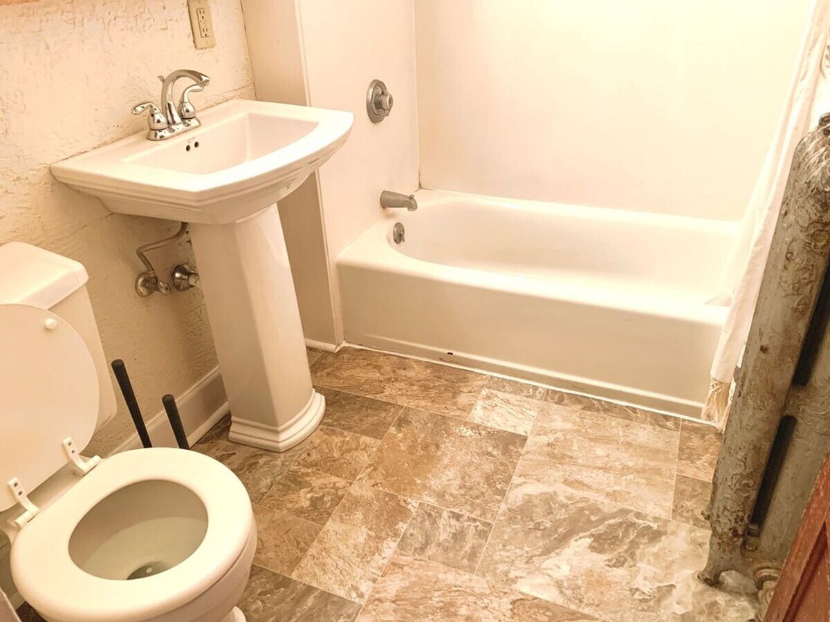 Photo - Lindholm Properties - 508-510-508 1/2 S. M... Unit 508