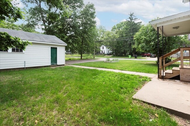 Photo - 820 10th St E