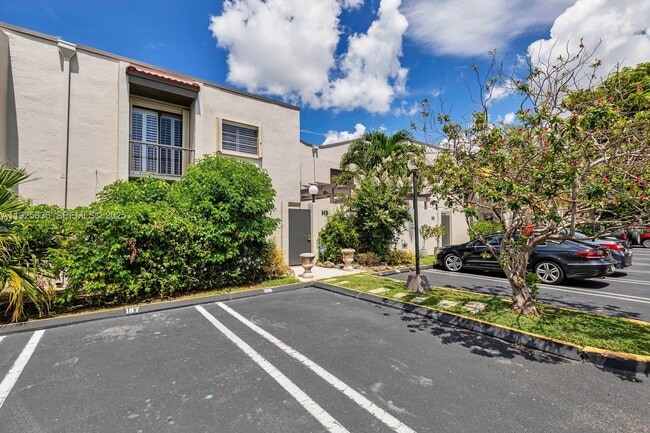 Building Photo - 4710 SW 67th Ave Unit H3