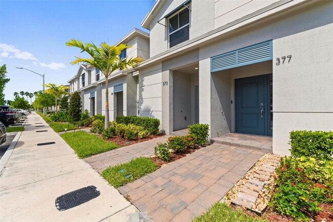 Photo - 377 NW 1st St