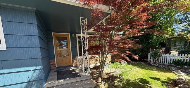Building Photo - Well-cared-for home with strong curb appeal and quality updates in Southeast Portland.