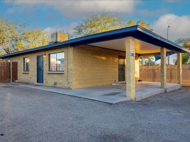 Building Photo - 3 Bedroom 2 Bathroom Near UofA!