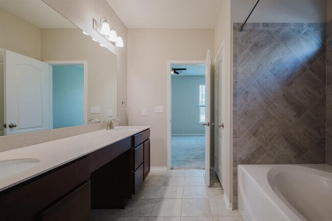 Photo - 7924 Crystalbrook W