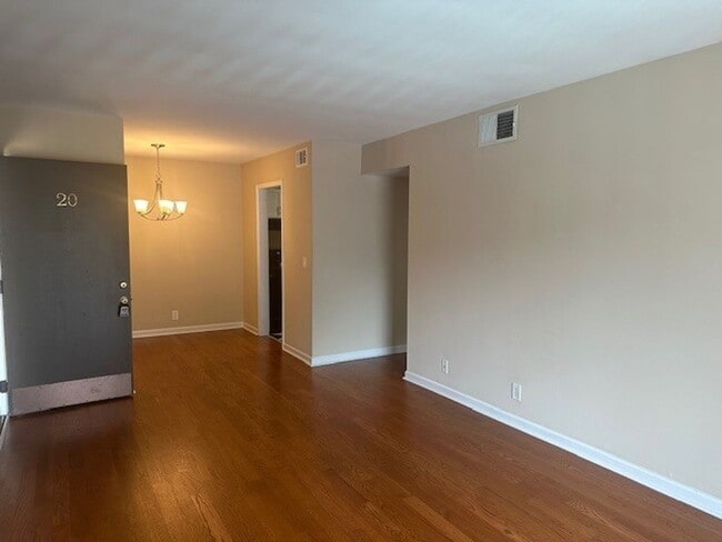 Building Photo - 1 Bedroom Condo Unit 20