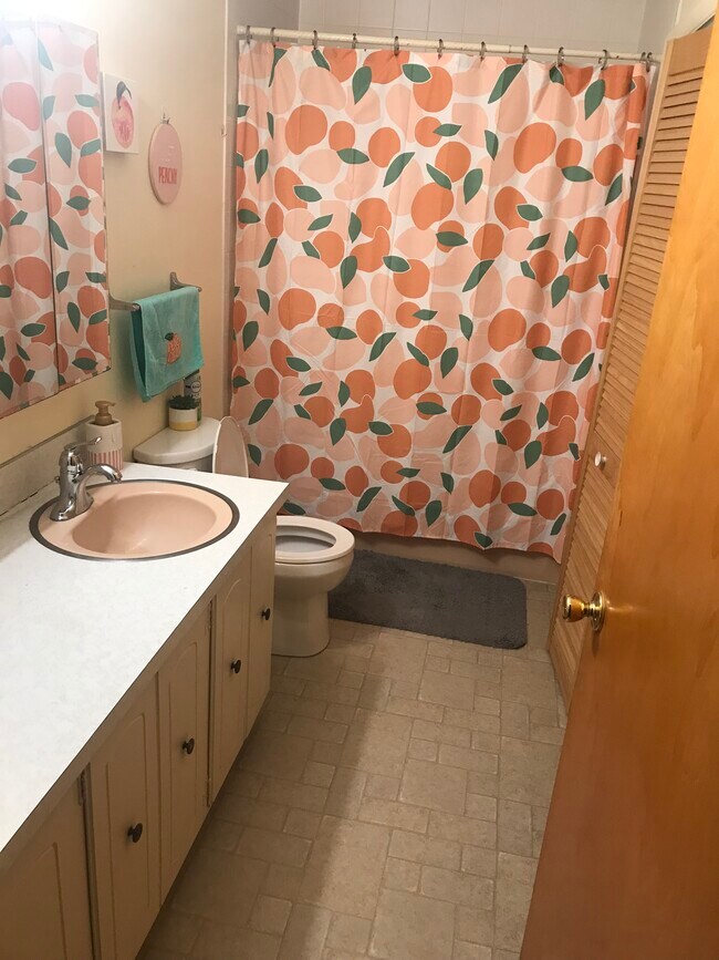 Bathroom with tub/shower - 212 Court Ruelle