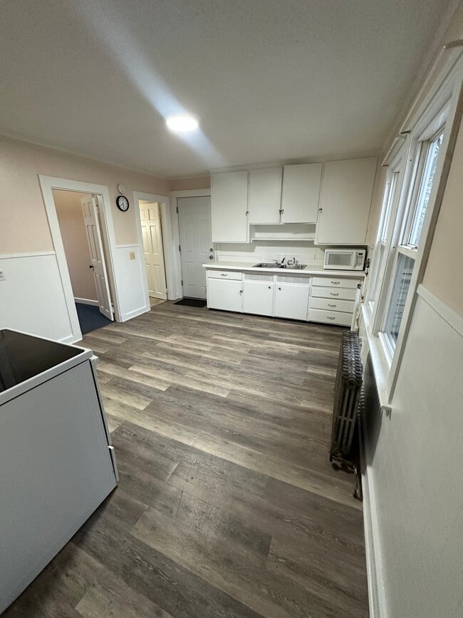 Building Photo - 57 College St