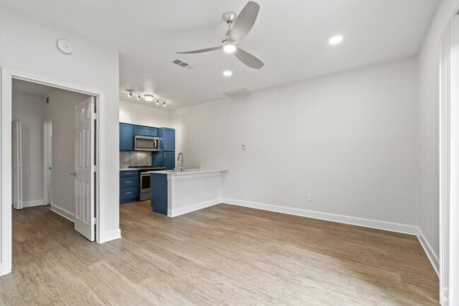 1BR, 1BA - 512SF - Living - Tramor at the Oaks Apartments