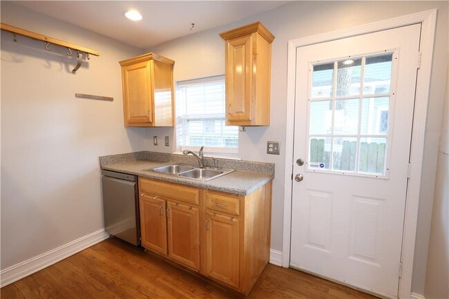 Photo - 285 Oxford Pl NE
