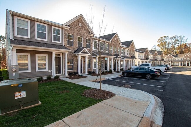 Two bedroom 2 1/2 bath townhome in great l... - Two bedroom 2 1/2 bath townhome in great l...
