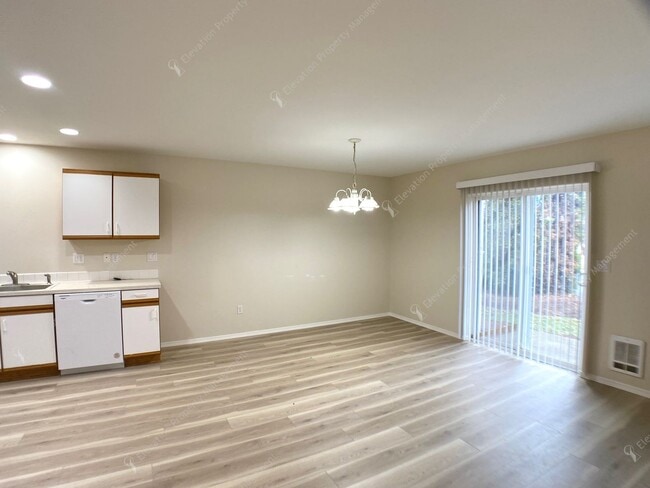 Photo - Bright 3 BR - 3 BA Townhouse in Redmond