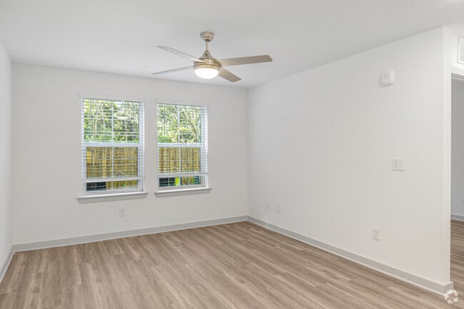 2BR, 2BA - 995SF - Living Room