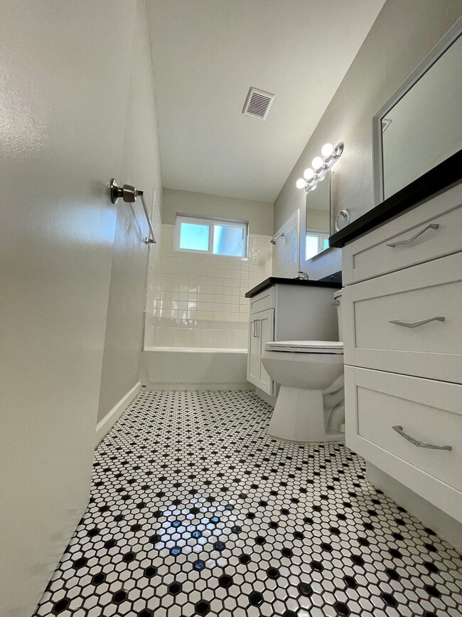 Photo - 2012 E Howe Ave