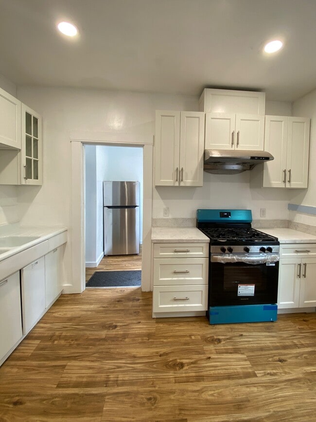 Photo - 2151 Russell St
