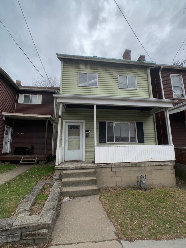 Building Photo - Great 2 bed 2 bath with bonus attic space house located steps from shopping.
