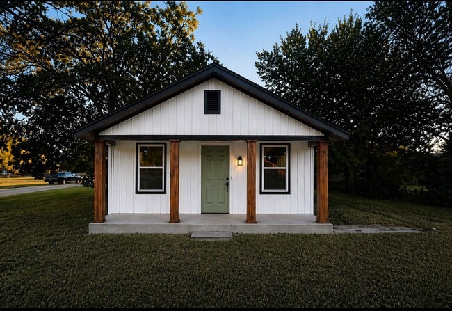 Building Photo - 209 N Rangeline St