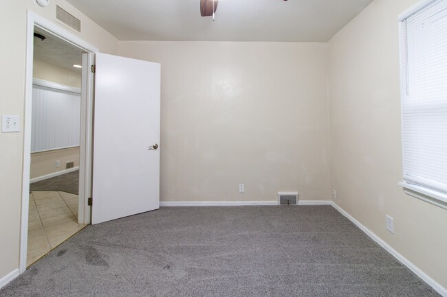 Photo - 630 Chester St