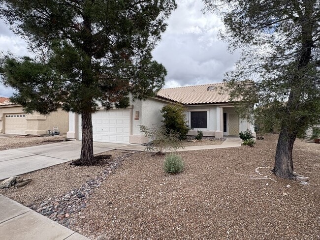 Building Photo - Great eastside location Pet friendly